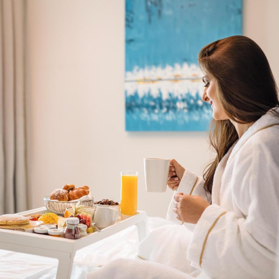 Centara West Bay Hotel&Residences Doha Exterior foto A woman in a bathrobe