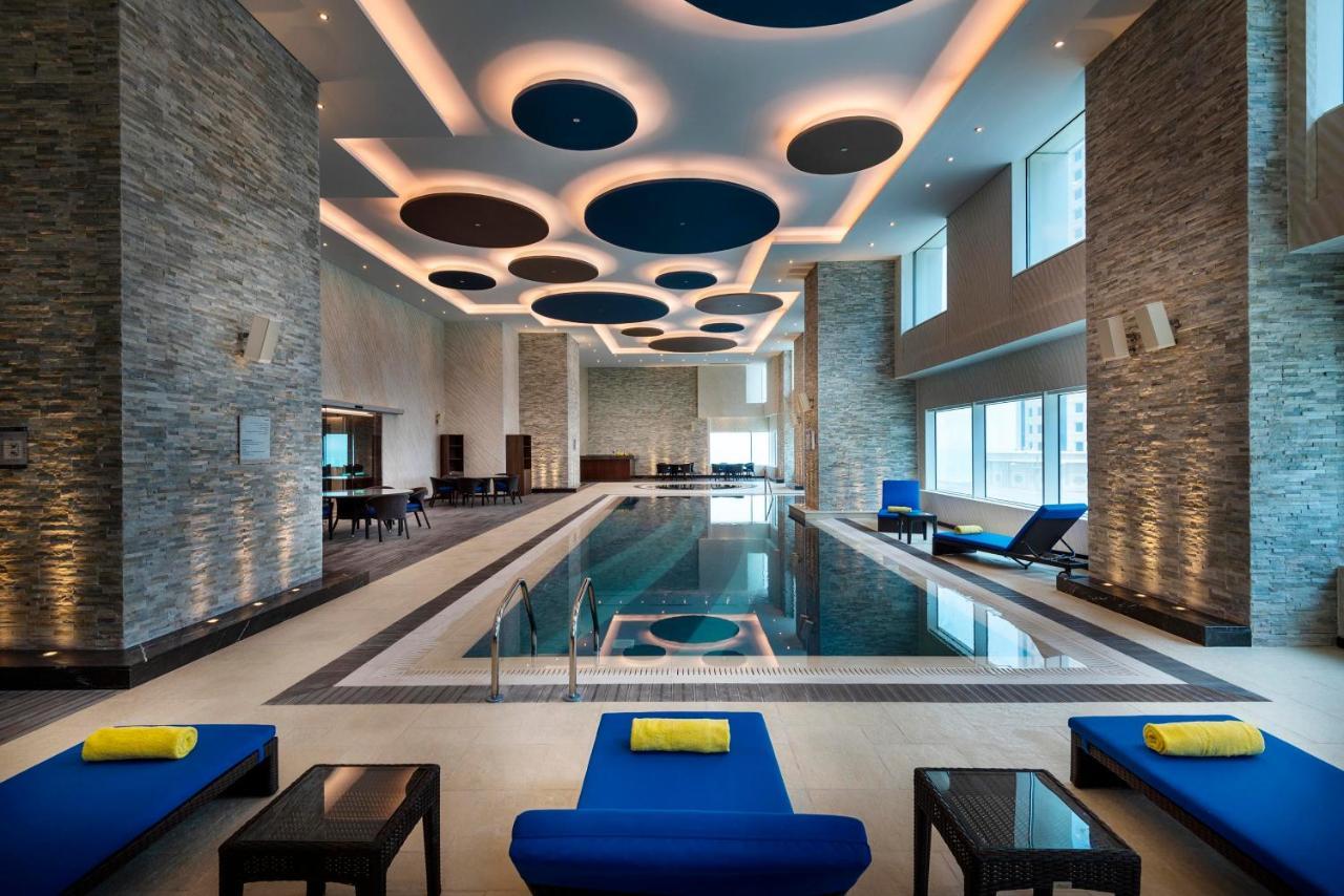 Centara West Bay Hotel&Residences Doha Exterior foto The swimming pool at the hotel